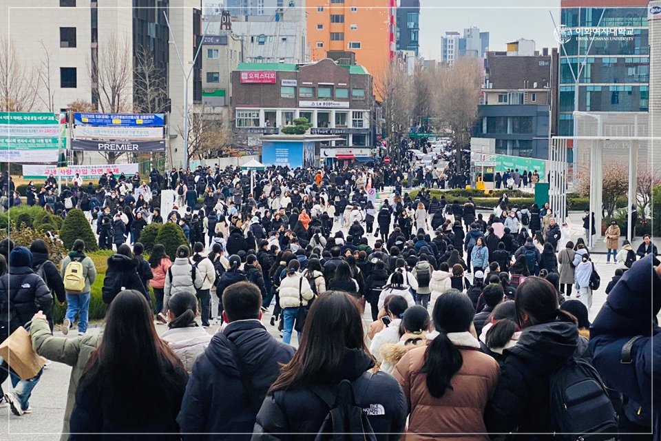EwhaWomansUniv's tweet photo. On-site Sketch: Essay Test for College Admission
You’ve done a great job, every Beot-to-be! See you at Ewha next spring💚
#2024 #earlyadmission #essaytest #wishyouluck #greenwave_at_the_MainGate #Ewha_roots_for_you #goodjobeveryone #EWHA #UNIV https://t.co/IoNmo3BobT
