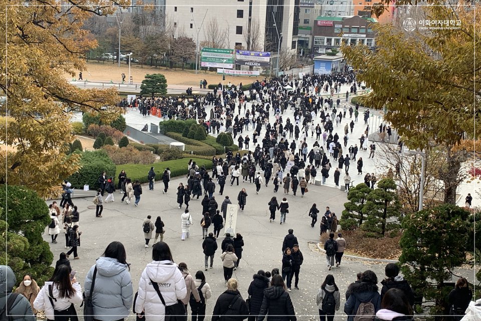 EwhaWomansUniv's tweet photo. On-site Sketch: Essay Test for College Admission
You’ve done a great job, every Beot-to-be! See you at Ewha next spring💚
#2024 #earlyadmission #essaytest #wishyouluck #greenwave_at_the_MainGate #Ewha_roots_for_you #goodjobeveryone #EWHA #UNIV https://t.co/IoNmo3BobT