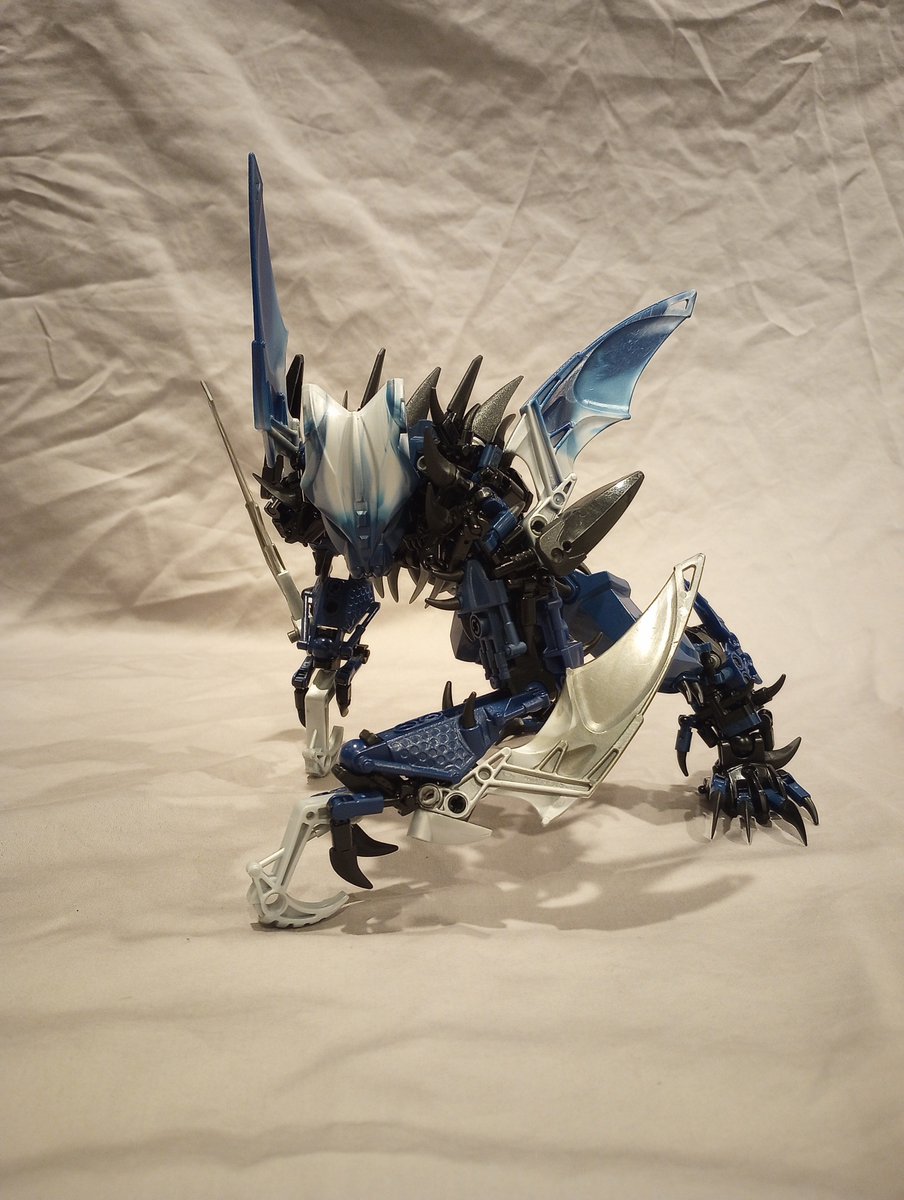 powers0016's tweet photo. Vamprah 5.0: A few things I needed to finish to finalize design. 1. The arms were too simple. (Covered ball socket with shoulder of articulating parts and middle arm details) 2. Feet needed improved articulation/appearance (now can stand tip/curl toes) 3. Hip fixed. #Bionicle https://t.co/JvpfQE0zLE