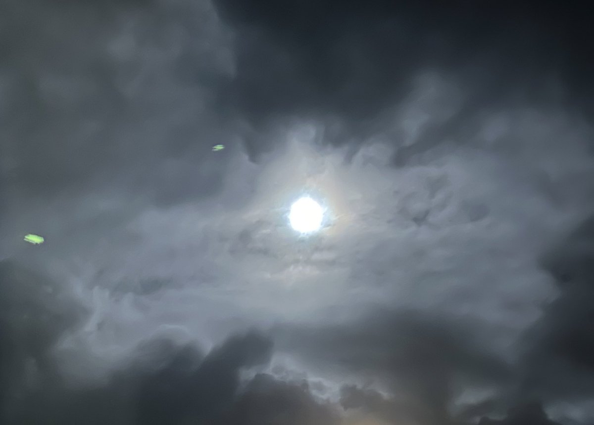 AlyMcKechnie's tweet photo. Harnessing the power and energy of this moon tonight to continue to manifest positivity in trying times. Her light is bright tonight.. May it continue to guide #moonbathing #fullmoonenergy https://t.co/OSYRsLwSEy