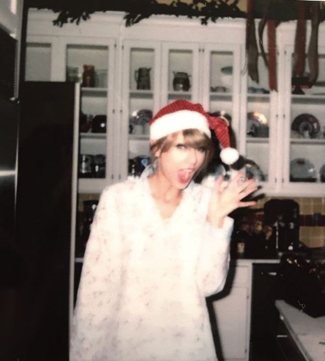 belajsv's tweet image. PROJETO SWIFTMAS ⭐️

 O objetivo é aumentar streams e ajudar a viralizar as músicas natalinas de Taylor Swift, tendo como objetivo esse ano subir a música Christmas Tree Farm 🎄

Sigam: @ProjetoSwiftmas