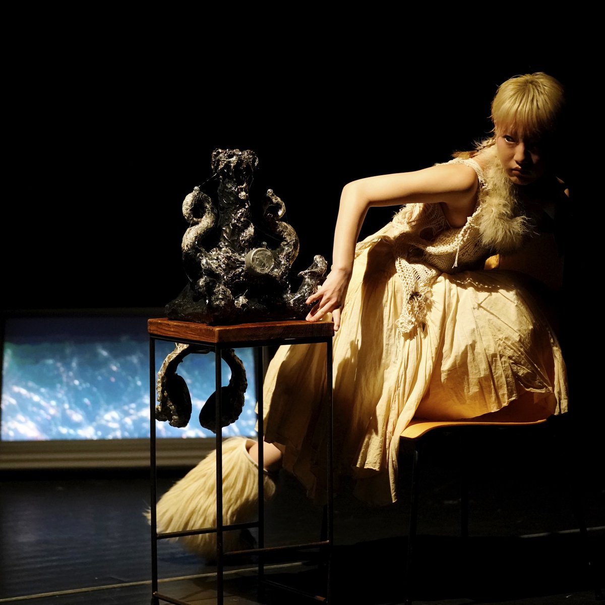 b_depayse's tweet photo. bug-depayse2023
椅子に座る　我思う、故に我動かず
11/24-26
at Theaterバビロンの流れのほとりにて　

＜chapter2＞ ＃１
初めて目が開く瞬間に世界を受け入れ、この世に生まれたことに絶望する、喪の作業
 1945.10.24～2023/11...　
いま、ここに解放区という名の舞台の誕生

photo 大洞博靖 https://t.co/jEHxZhnn8w