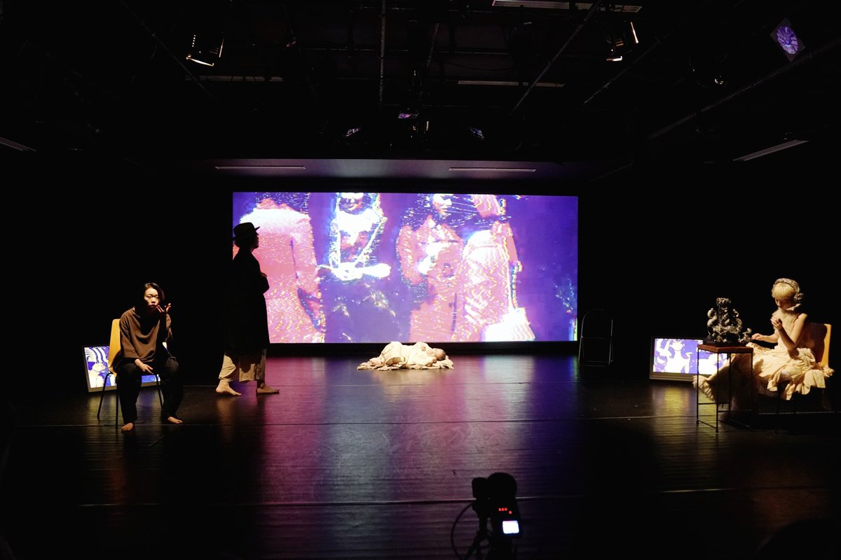 b_depayse's tweet photo. bug-depayse2023
椅子に座る　我思う、故に我動かず
11/24-26
at Theaterバビロンの流れのほとりにて　

＜chapter2＞ ＃１
初めて目が開く瞬間に世界を受け入れ、この世に生まれたことに絶望する、喪の作業
 1945.10.24～2023/11...　
いま、ここに解放区という名の舞台の誕生

photo 大洞博靖 https://t.co/jEHxZhnn8w