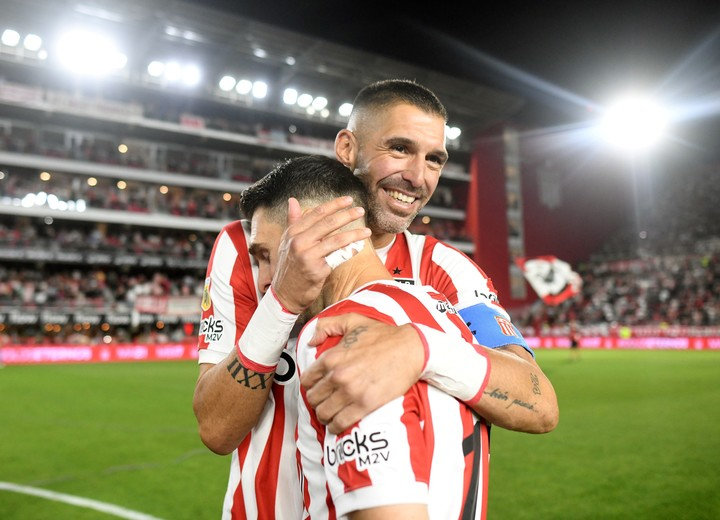 maarto7's tweet photo. Gracias! Ídolos.

Y queda un capítulo más de esta hermosa historia. Ustedes más que nadie se merecen cerrar de la mejor manera. 

Vamos por todo Estudiantes❤️👊 https://t.co/ecRvKTUDkG
