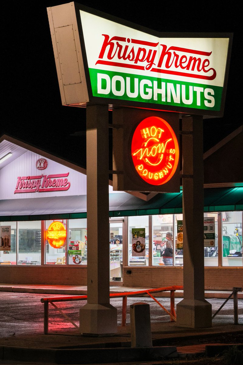 No matter what city or town I'm in for a photo gig, I always have to pull in to a @krispykreme when I see one. 😋
#DonutLove #KrispyKreme