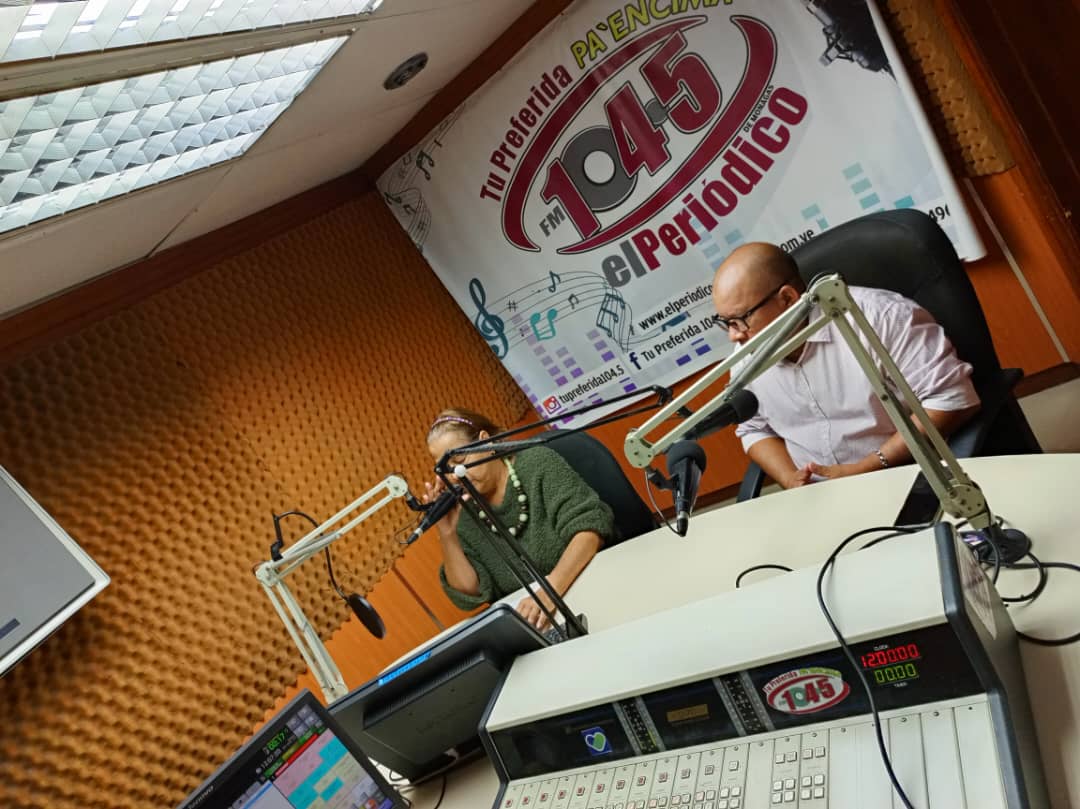 JuanEspinoza_13's tweet photo. #27Nov| Hoy en la Entrevista "El Periódico con los Vecinos" transmitido por Tu Preferida 104.5 fm, agradable conversación con la Lcda. Ernestina Herrera, sobre temas importantes. Gracias a los radioescuchas por su participación a través de llamadas y msm.
#ElEsequiboEsDeVenezuela https://t.co/jRHZ9wqf3T