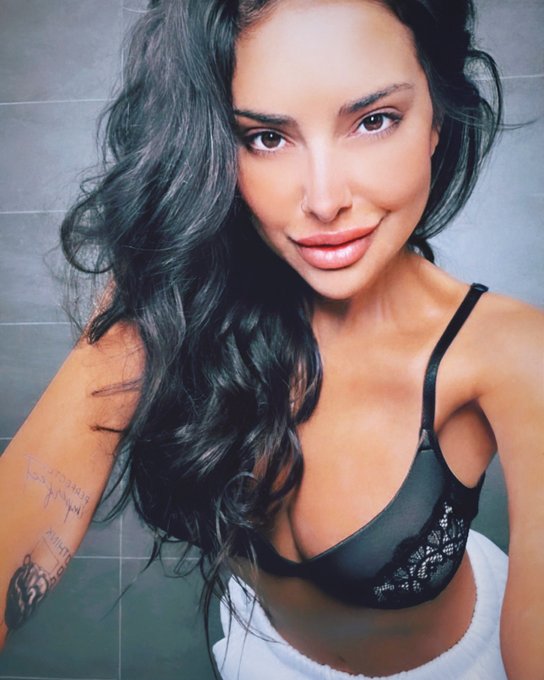 I don't know if you could handle me! 😈 https://t.co/Jt1GYQLXIQ https://t.co/3Ejo6jfLA9