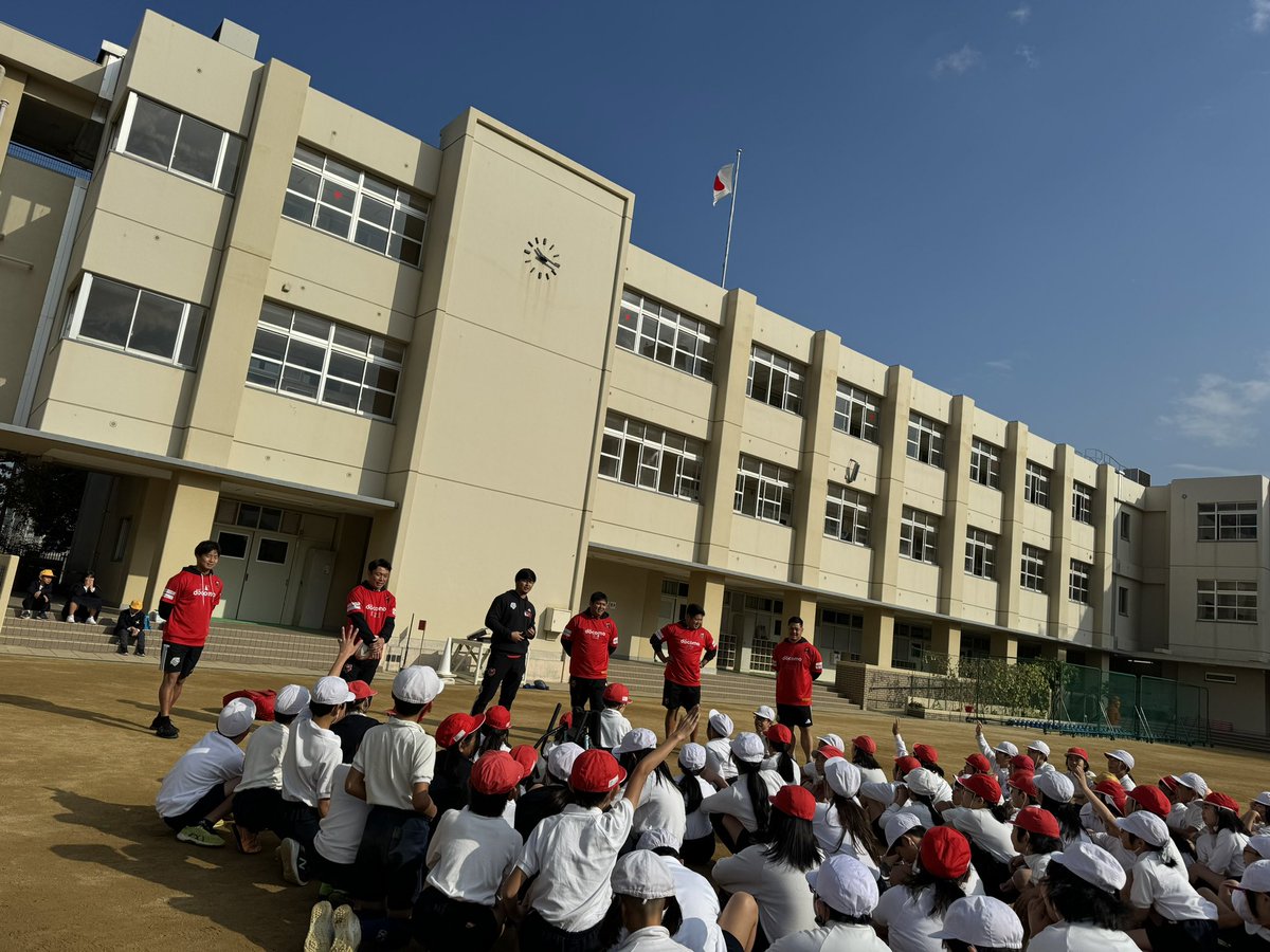 RedHurricanes's tweet photo. 大阪府主催 #トップアスリートふれあい事業 で城東区の東中浜小学校へ!
4年生と6年生196名の生徒と合流しました🏉
8月に連携協定を締結した城東区の皆さん、スタジアムで待ってます!🏟️
#金典弘 #指田宗孝 #鶴田諒 #井之上明 #島田久満 #深澤翔祐
#osakabmw #comsys #shintsusp #lalaport
#大阪 https://t.co/6sV8fWvZws