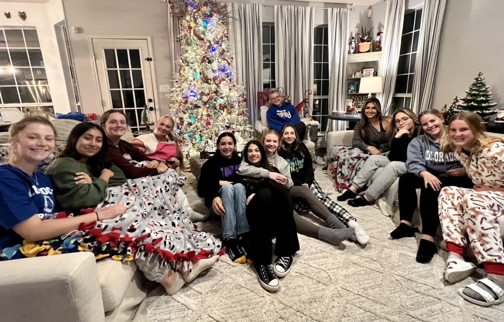 🎄2023 Raiders Giving Back! Some of the players got together last night to start making their blankets to donate to Sacred Heart Community Clinic! 💜🖤