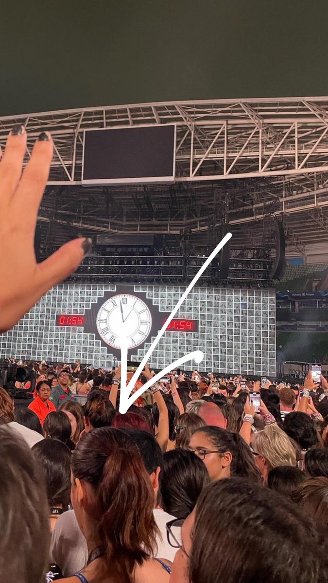 swagisnat's tweet photo. swifties, alguém sabe o @ dessa querida que tava no final do lado direito da plataforma no show de ontem?????? https://t.co/kXCJCd7smH