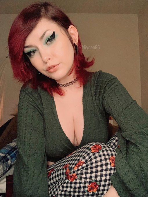 stay warm out there ❤️🌹✨ https://t.co/cLpkdcUqY3<a href="/tag/apclips"class="tags"><span>#apclips</span></a>