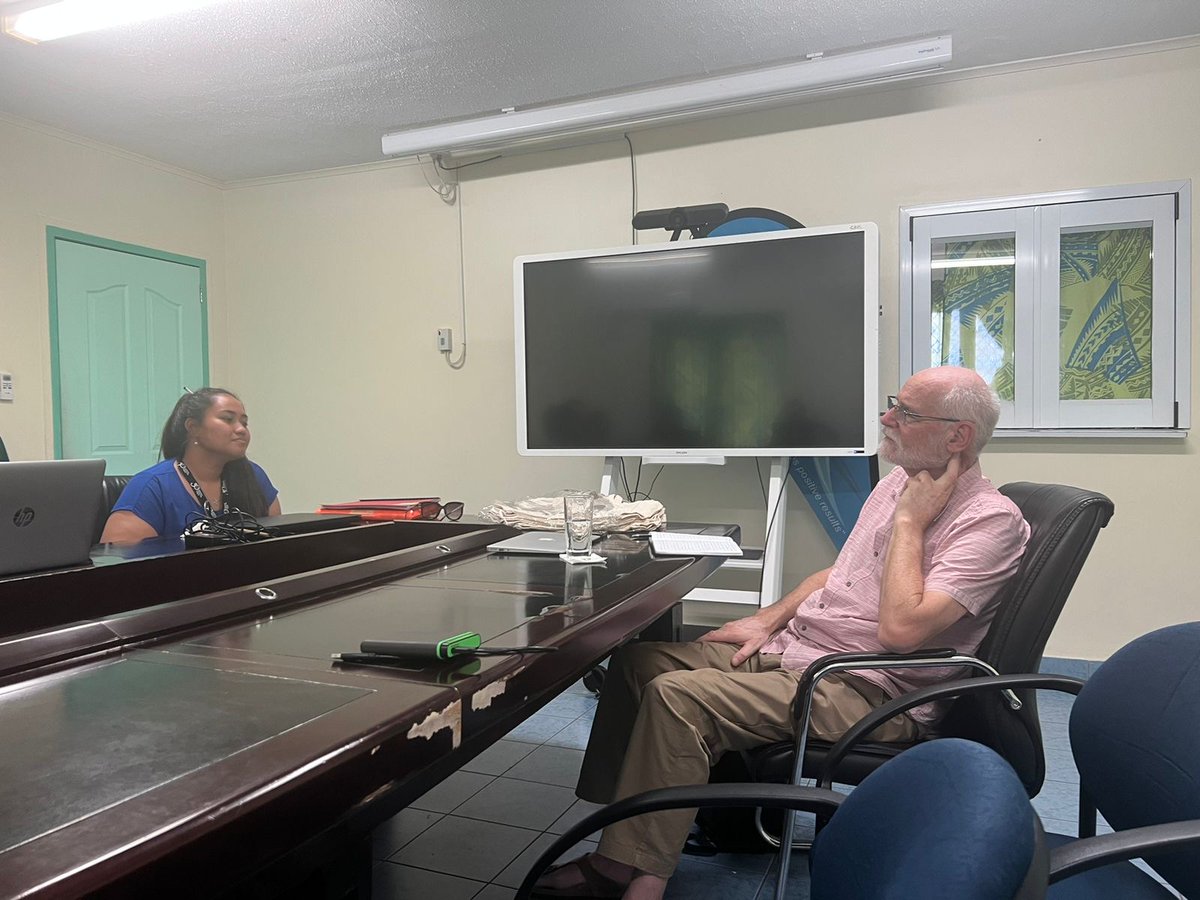 PAIS lead Peter Walton debriefs with trainees and future knowledge managers from MAF and SROS. It has been an intense week and a steep learning curve but overall, the progress has been commendable 👏🏽 MAF CEO and SROS CEO look forward to seeing their “e-libraries” on PAIS.