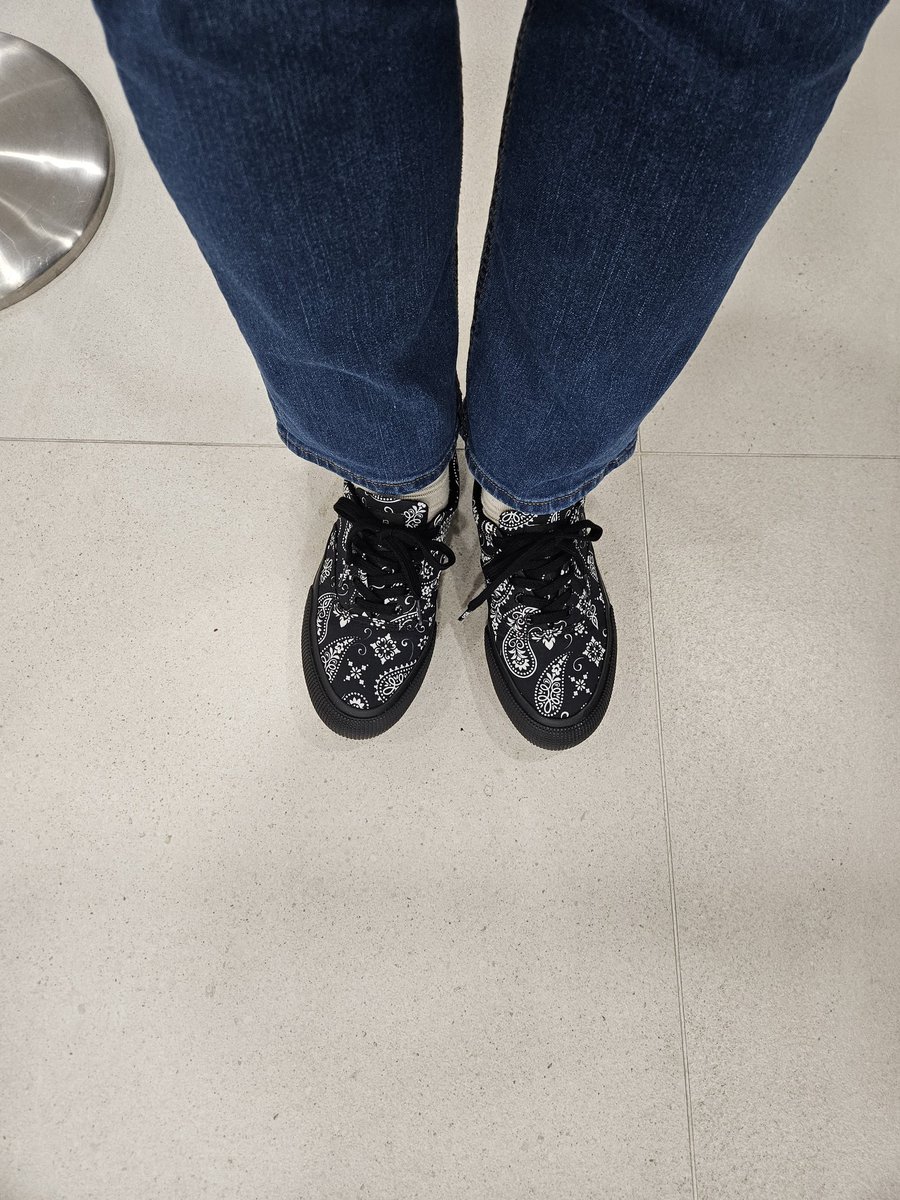 minnyang2's tweet photo. 연봉기념품
오빠의 하사품은 바로 실착하는 맛!!

정보 - ept deck black bandana canvas

뚱발은 아니지만 칼발아님. 살집 있음
첨엔 좀 꼈는데 지금은 편함

250할까 255 할까 하다 250 신청
낙낙하게 맞음 

쿠션감 좋음
편함

사실분들 참고 하시라고... https://t.co/cNJyKlNewJ