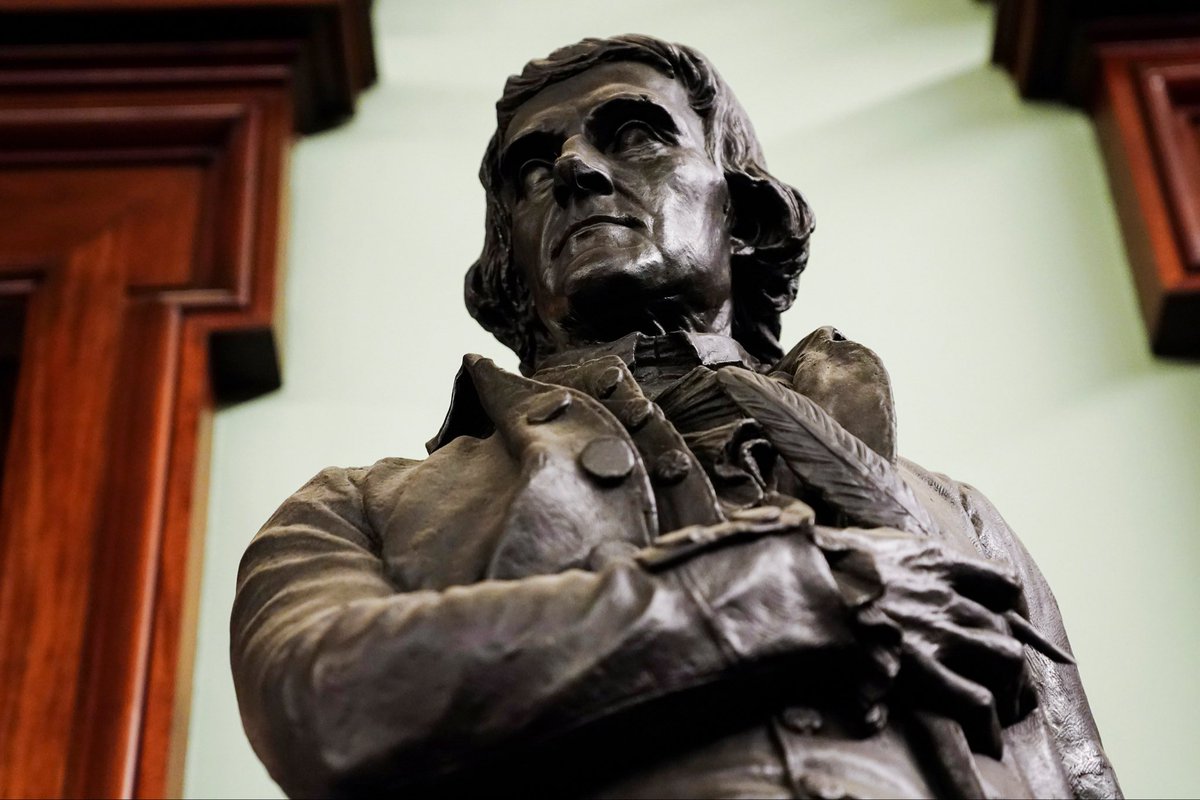 TheCalvinCooli1's tweet photo. 🚨Report: A statue of Thomas Jefferson was removed from NYC Hall after 187 years. https://t.co/fEB6PD9gAW