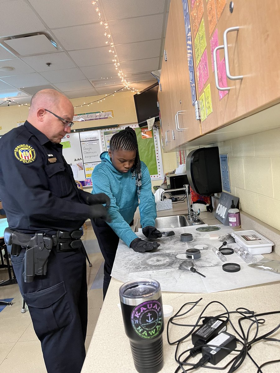beccab104's tweet photo. Our 4th graders spent time with our Springdale Police officers learning about fingerprinting. #vikingdiff, #littleVikes https://t.co/rrq6jzx7R0