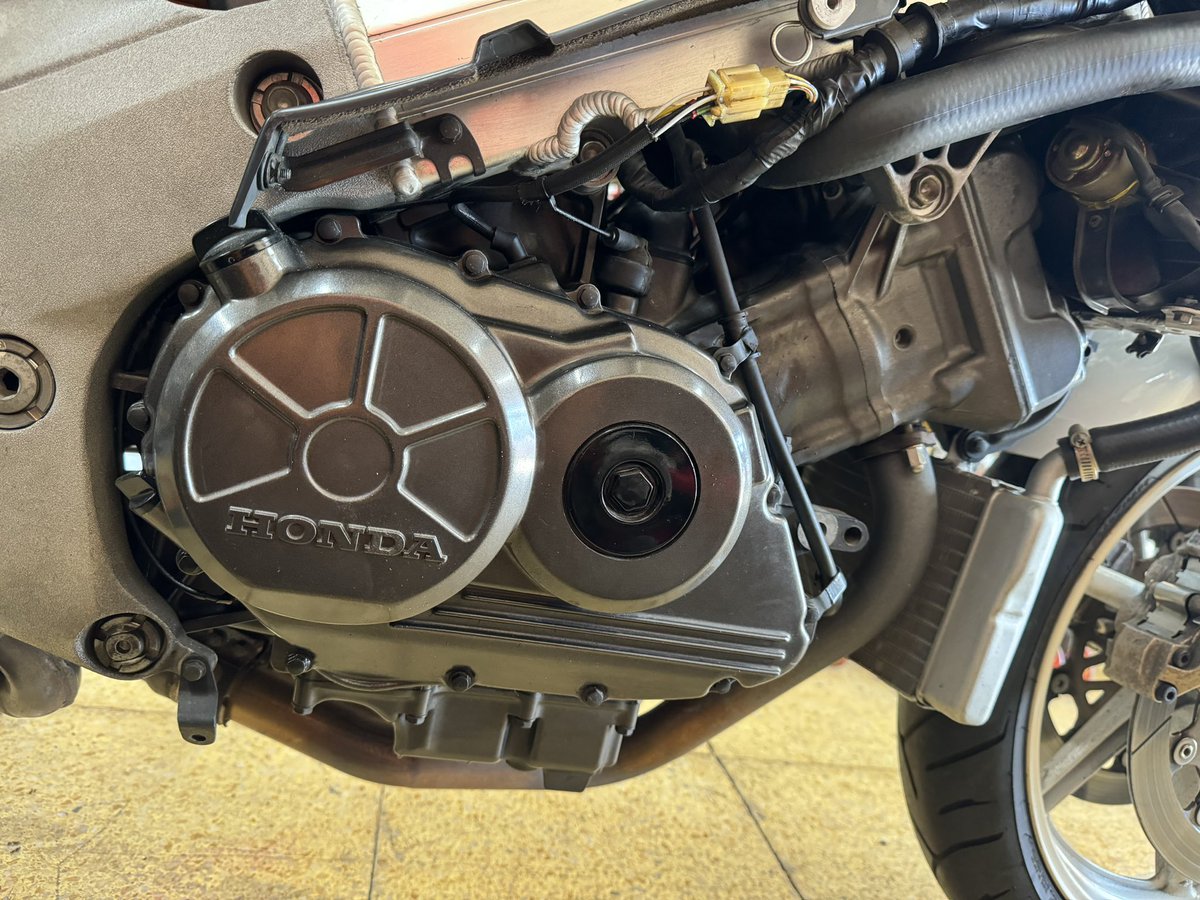 trentasette37_'s tweet image. #RC30 実走約1万キロの車両はかなり程度が良い感じ。オイル漏れも無く一安心。
それにしても整備性良すぎ。😍
#hondaVFR750R
#ホンダ
#Trentasette37_
#トレンタセッテ37