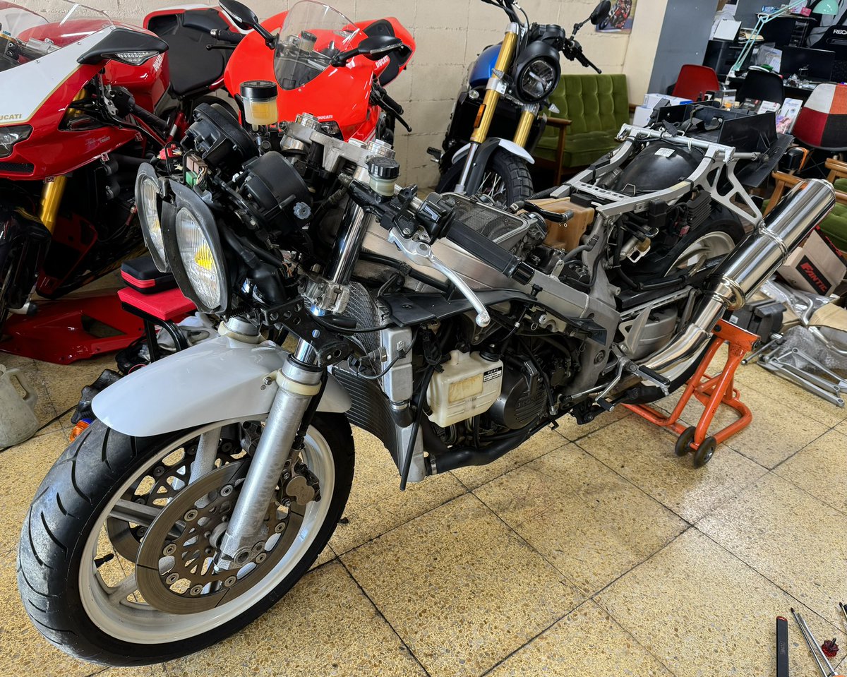 trentasette37_'s tweet image. #RC30 実走約1万キロの車両はかなり程度が良い感じ。オイル漏れも無く一安心。
それにしても整備性良すぎ。😍
#hondaVFR750R
#ホンダ
#Trentasette37_
#トレンタセッテ37