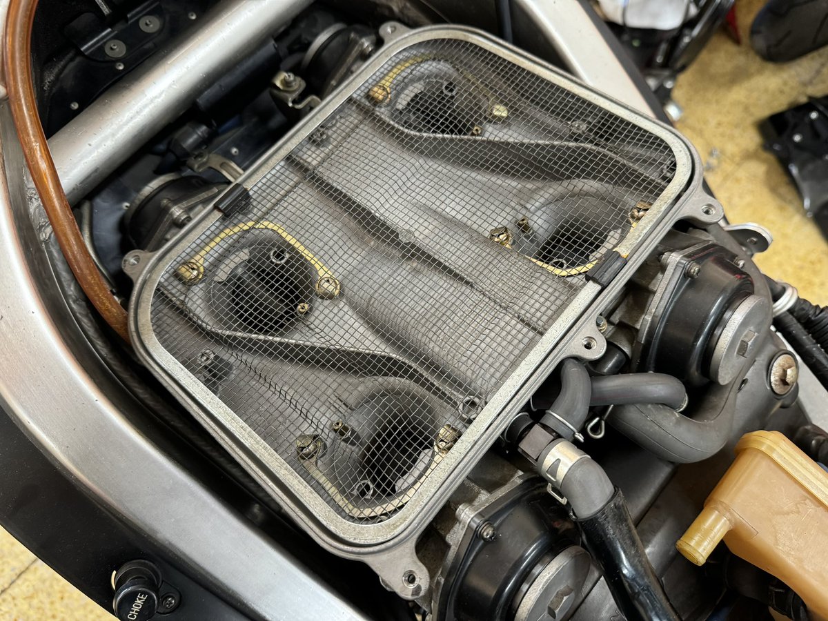 trentasette37_'s tweet image. #RC30 実走約1万キロの車両はかなり程度が良い感じ。オイル漏れも無く一安心。
それにしても整備性良すぎ。😍
#hondaVFR750R
#ホンダ
#Trentasette37_
#トレンタセッテ37