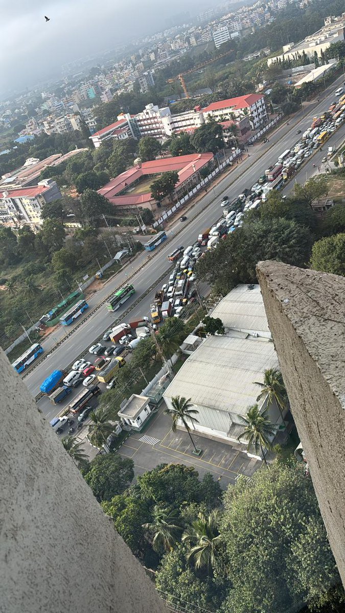 nawle's tweet photo. @blrcitytraffic @KRPURATRAFFIC @bbmp early morning jam at #budigere cross before Hoskote. Without warning traffic was diverted back on NH and now everyone is trying to take the service road near Medreich. School children, office goers, people with medical issues, all stuck. Help! https://t.co/2vEj1M0dMt