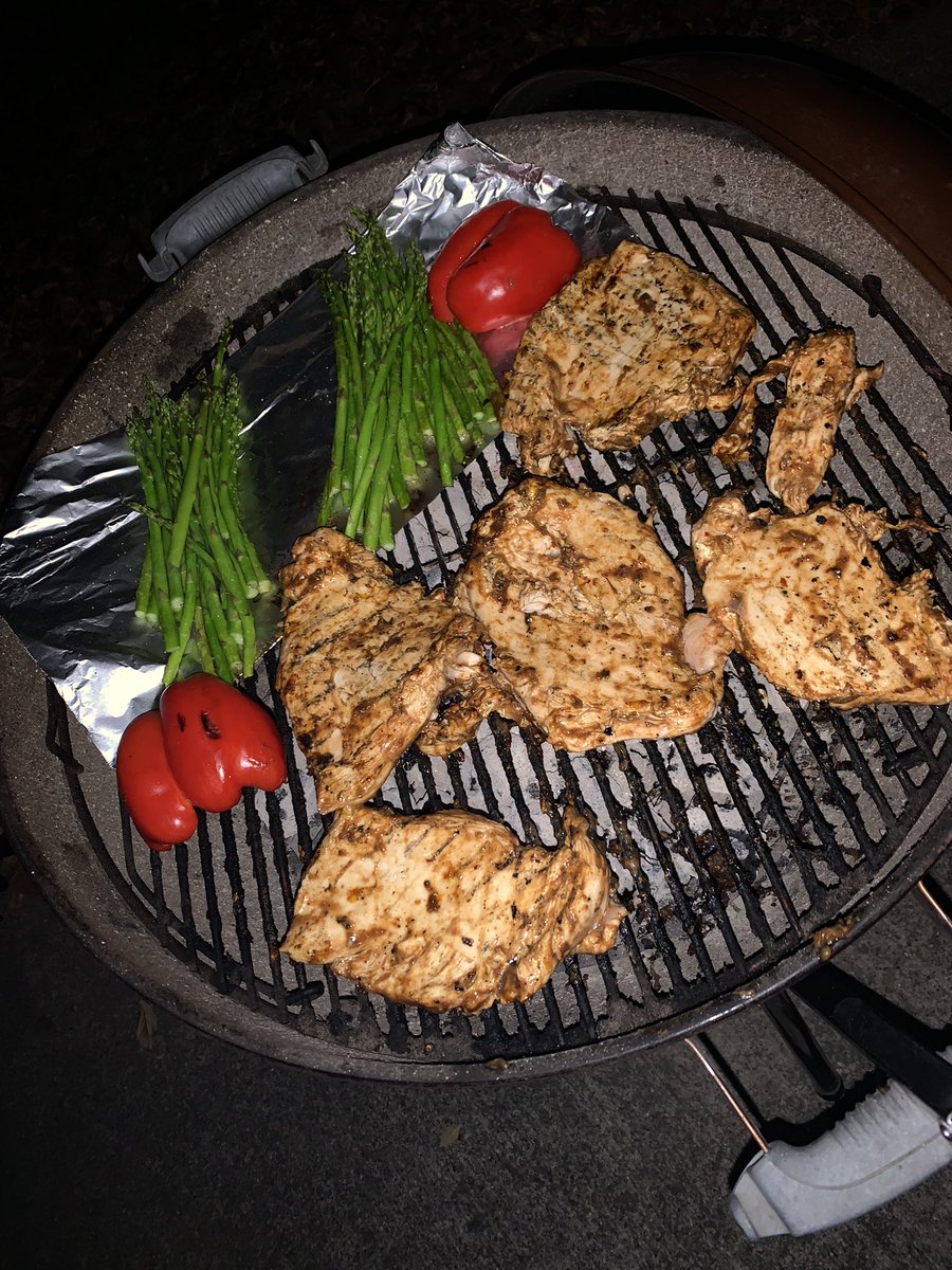 thedullguy's tweet photo. Just a thing we do around here on Monday night in between Bears-Vikes and RAW. When it’s 19F outside. Make-ahead chicken and veggies for my youngest’s lunches. #DadTweets #MTBoSCooks #nwindiana https://t.co/toPEvyk16M