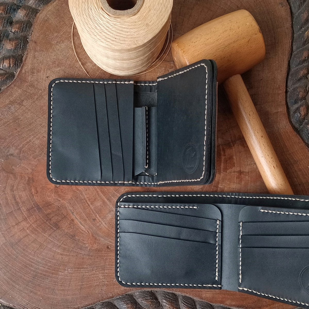 [ Bifold Series ]

🔥🛠

•
#ARMyLeather
#leathergoods #leathercraft #leatherwork #genuineleather #craftsmanship #dompetkulit  #shortwallet #bifoldwallet #bikerwallet #leatherwallet #dailygoods #dailyessentials #gresik #indonesialeathergoods #madeinindonesia