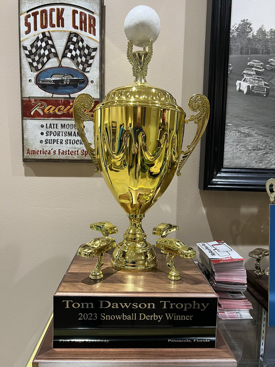 GForceRacin's tweet photo. Who do you think will get to kiss this? #snowballderby #fiveflagsspeedway ##superlatemodel https://t.co/0hQyjEvkcF