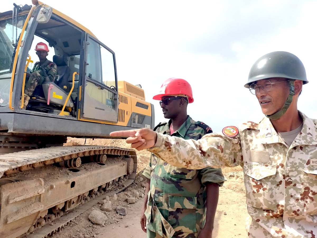 Japan_GSDF's tweet photo. 🇩🇯🇯🇵#EasternArmy, #JGSDF is conducting an HA/DR cooperation with #Djibouti Armed Forces(FAD). A half of the training period passed then HA/DR response capability of FAD has been steadily improving. We’ll continue to promote mutual understanding and confidence building b/w.🇩🇯🇯🇵 https://t.co/RmAOLZX8gB