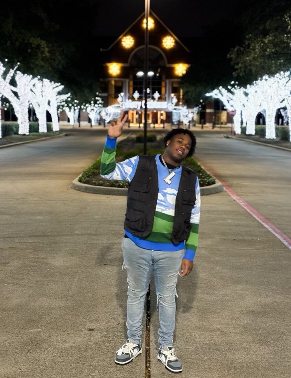 Geoffrodamus's tweet photo. Shout out @Windows for asking me to be apart of #WindowsUglySweater 🙏🏾 Make sure to check out the last slide 🌙 https://t.co/CoA1hKMunq