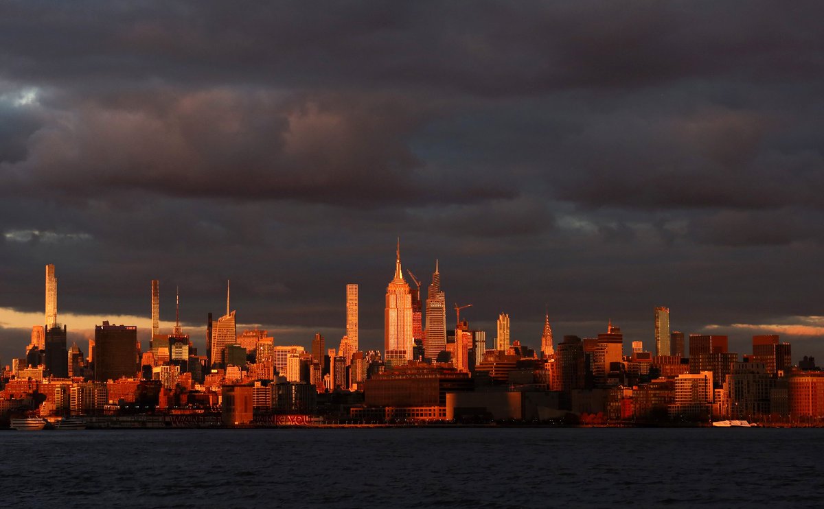 GaryHershorn's tweet photo. Sunset across midtown Manhattan and the Empire State Building in New York City, seen from the Hudson River thanks to a ride with @NYmediaBoat Monday evening #newyorkcity #nyc @EmpireStateBldg #newyork #sunset https://t.co/cKeofJqTmM