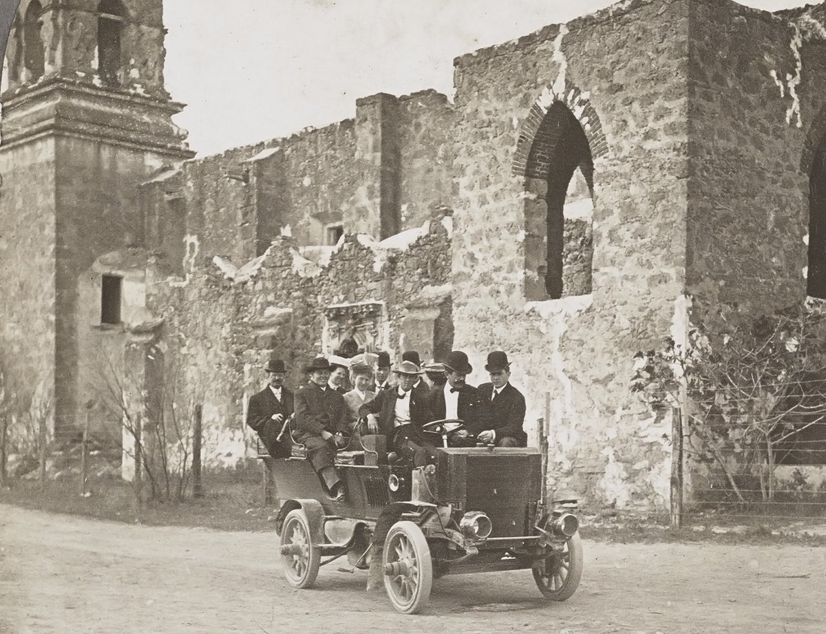 TracesofTexas's tweet image. A merry group of men and women in an absolutely fantastic car at Mission San Jose in San Antonio circa 1915.