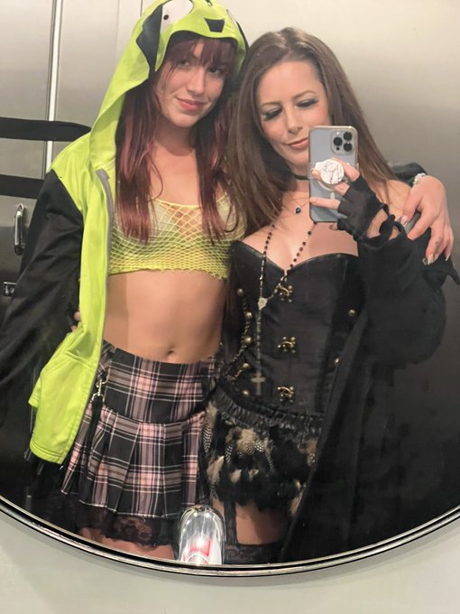 I rawr u happy bday ralssss. Also I got this corset from a fan so I love that https://t.co/FCJCMUuFZ<a href="/tag/louisiana"class="tags"><span>#louisiana</span></a><a href="/tag/kingcake"class="tags"><span>#kingcake</span></a>