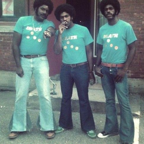 PunkRockStory's tweet photo. 52 years ago
A band called 'Death' was punk before punk was punk
Formed in Nov. 71' by the 3 Hackney brothers, they were influential pioneers of the genre and, along with Pure Hell, the first all-black proto-punk/punk band.
#knowyourroots
#protopunk #history #punkrockhistory https://t.co/zyXCHfmI2I