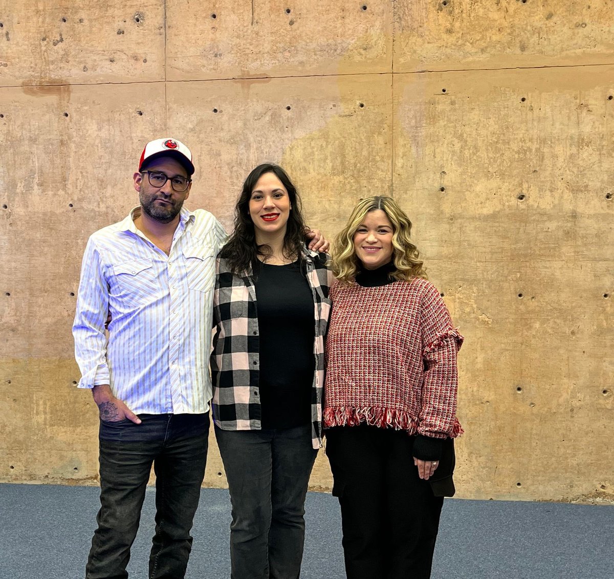 jacalitofilms's tweet photo. Hoy iniciamos la primera edición de ⚓️ BUEN PUERTO Residencia de guion cinematográfico ⚓️ impartida por Gibrán Portela.

Agradecemos la presencia de Marianna González, Directora General del @imcahermosillo, para dar el claquetazo inicial 🎬💥

#BUENPUERTOResidenciaDeGuion https://t.co/LxNcOIIK3o