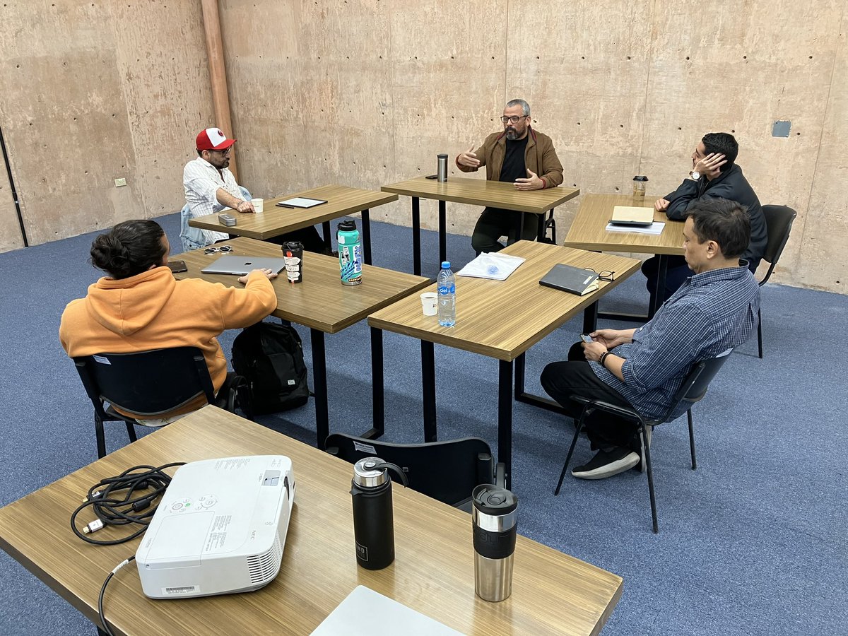 jacalitofilms's tweet photo. Hoy iniciamos la primera edición de ⚓️ BUEN PUERTO Residencia de guion cinematográfico ⚓️ impartida por Gibrán Portela.

Agradecemos la presencia de Marianna González, Directora General del @imcahermosillo, para dar el claquetazo inicial 🎬💥

#BUENPUERTOResidenciaDeGuion https://t.co/LxNcOIIK3o