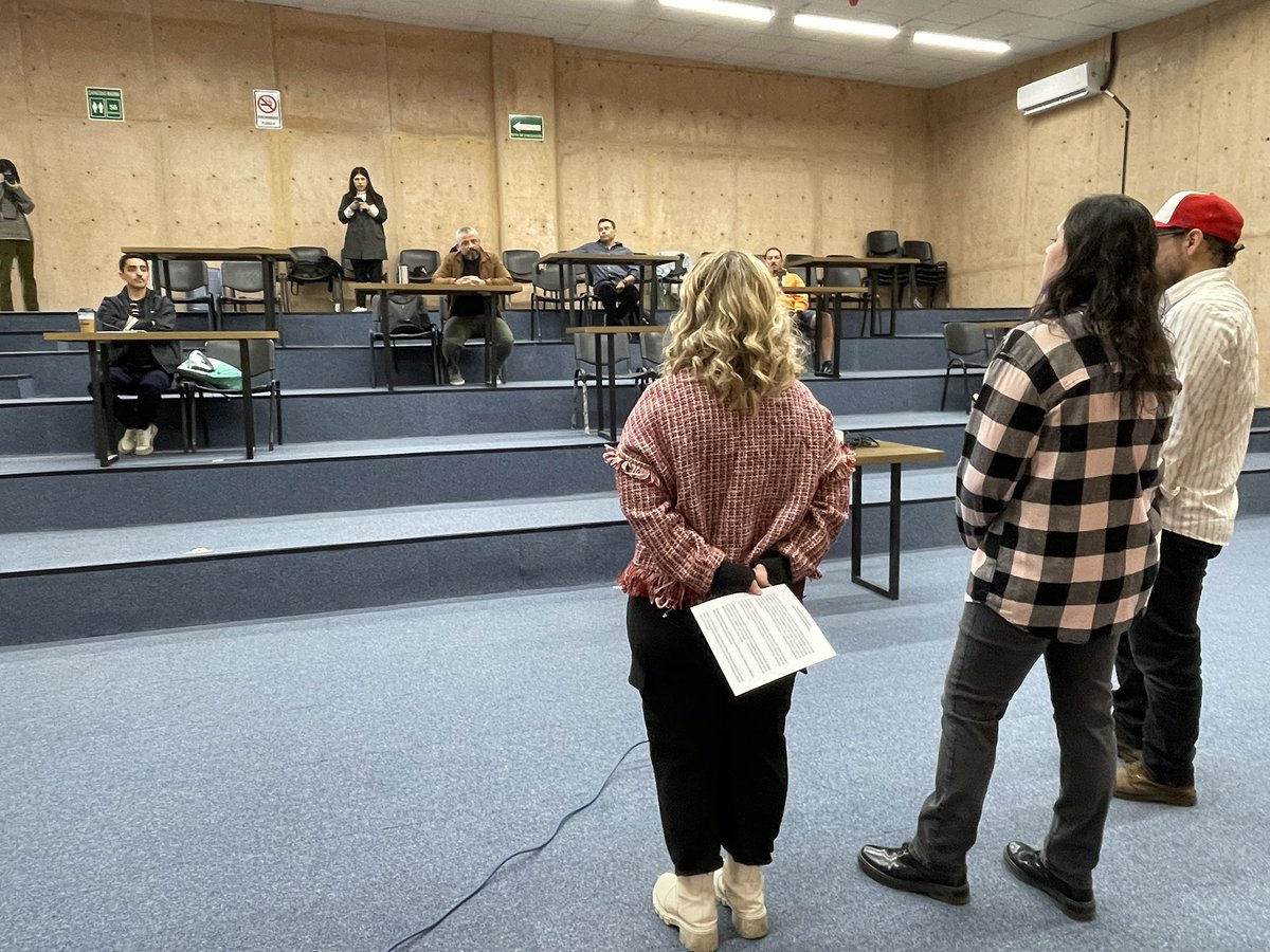 jacalitofilms's tweet photo. Hoy iniciamos la primera edición de ⚓️ BUEN PUERTO Residencia de guion cinematográfico ⚓️ impartida por Gibrán Portela.

Agradecemos la presencia de Marianna González, Directora General del @imcahermosillo, para dar el claquetazo inicial 🎬💥

#BUENPUERTOResidenciaDeGuion https://t.co/LxNcOIIK3o