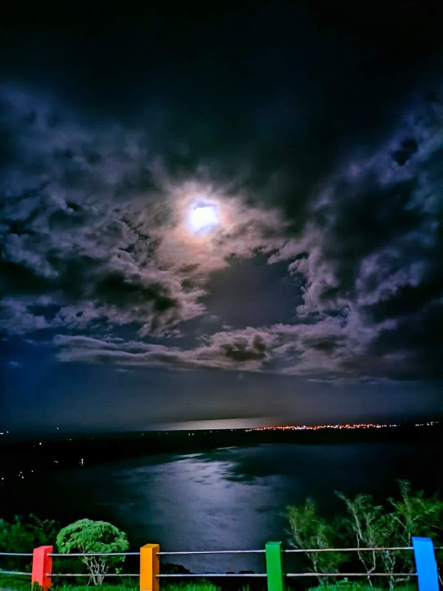 Desde el mirador de Catarina de nuestra #NicaraguaFascinanteIrresistible nos llega esta imagen que da lugar a un relajamiento lleno de romanticismo. #4519LaPatriaLaRevolucion #27Noviembre