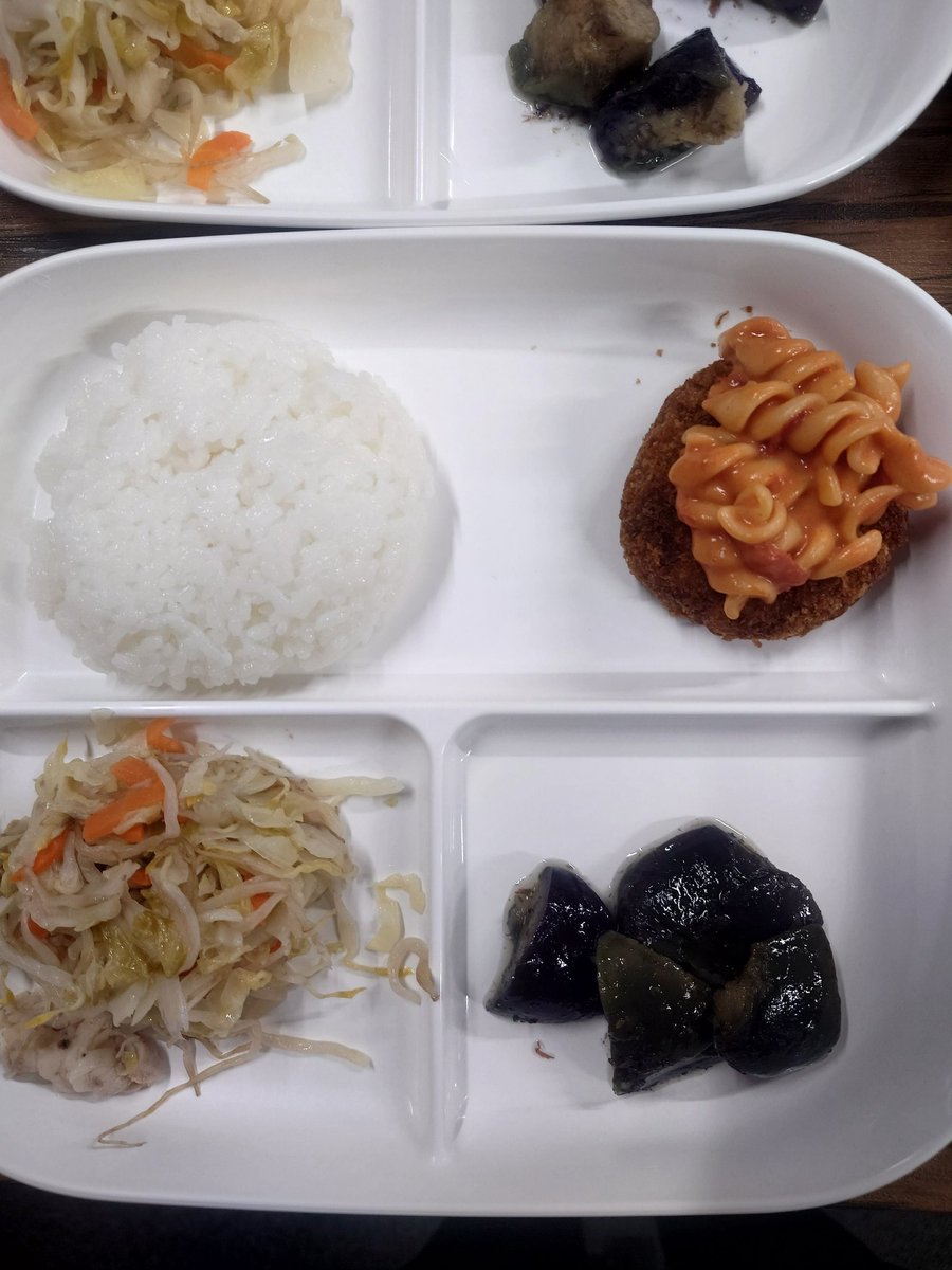 DAC_nagoya's tweet photo. 今日のランチはなんだろな🤔

カレーメンチカツ
トマトクリームパスタ
野菜炒め
茄子の揚げ浸し🍆

中の人2号は揚げ浸しが好きなので増やして貰う気満々です🍀
午後からもエネルギーチャージして頑張りましょう(๑•̀ㅂ•́)و✧ https://t.co/xy0uYksuIg
