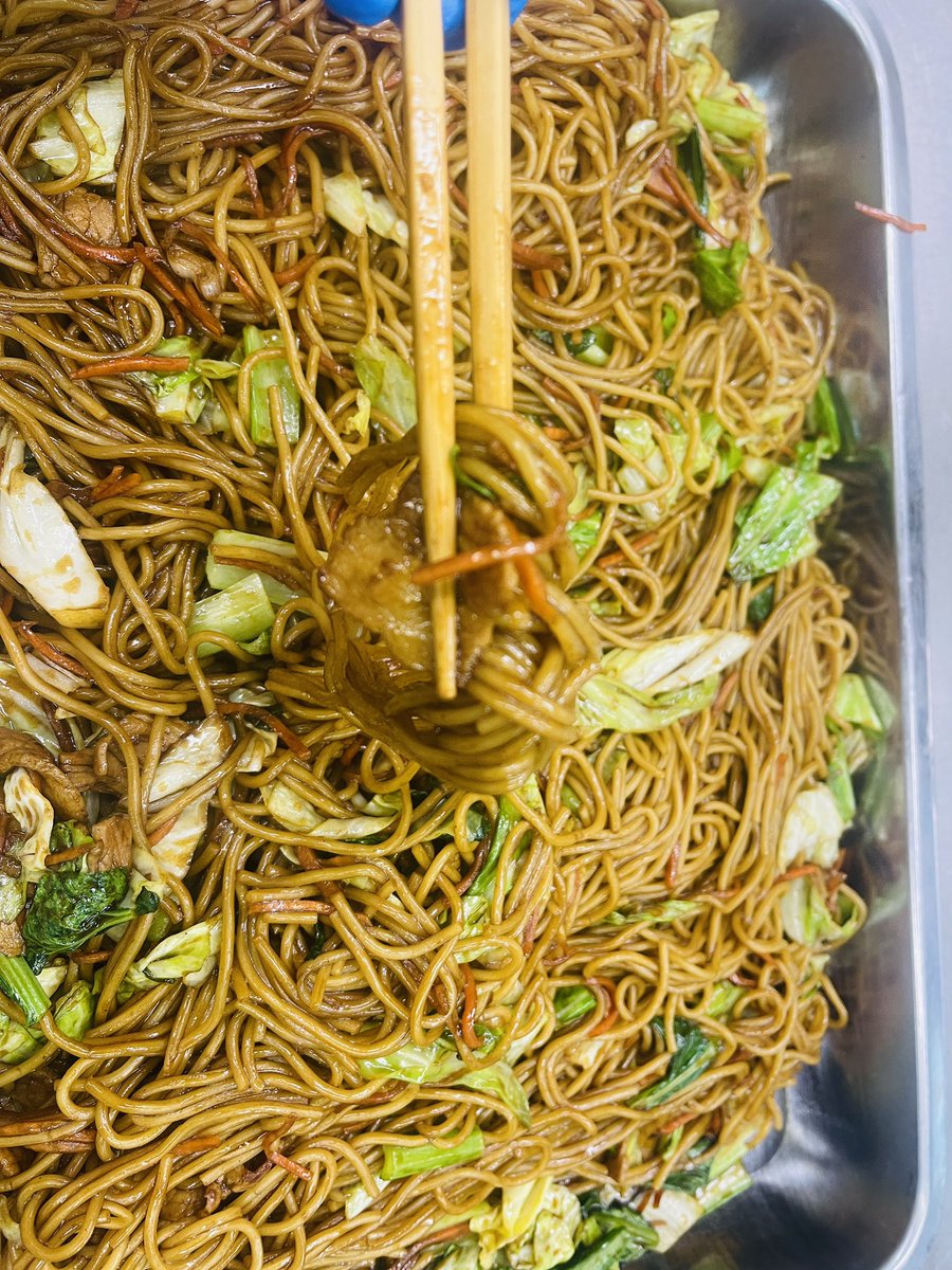 HuaKomeya's tweet photo. 寒くなったら焼きそばを食べましょう。シェフは精巧な技術で新鮮な食材を加える。毎朝炒めて売っています。濃い麺の香りと焼き麺ジュースが美味しいです。 https://t.co/dgJ8TRQkuw