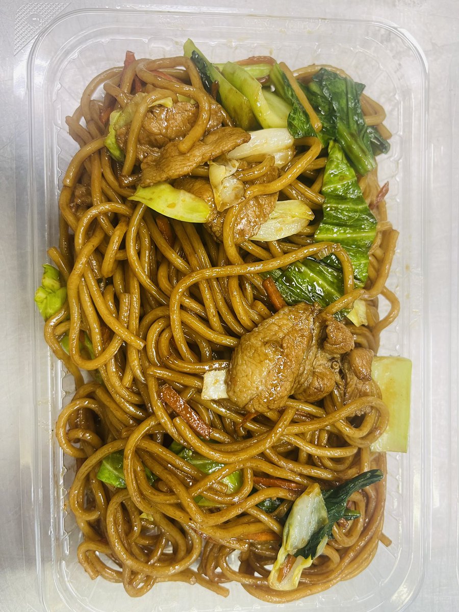 HuaKomeya's tweet photo. 寒くなったら焼きそばを食べましょう。シェフは精巧な技術で新鮮な食材を加える。毎朝炒めて売っています。濃い麺の香りと焼き麺ジュースが美味しいです。 https://t.co/dgJ8TRQkuw