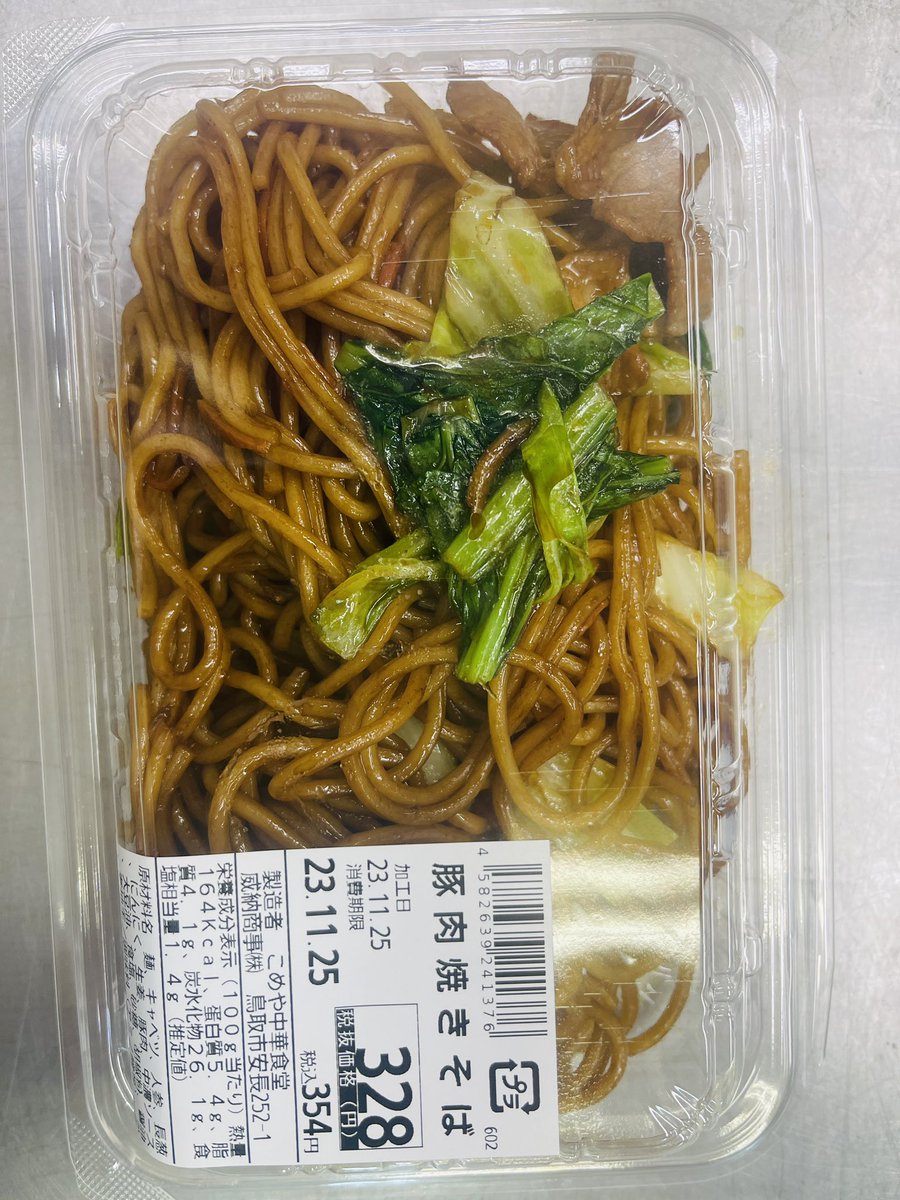 HuaKomeya's tweet photo. 寒くなったら焼きそばを食べましょう。シェフは精巧な技術で新鮮な食材を加える。毎朝炒めて売っています。濃い麺の香りと焼き麺ジュースが美味しいです。 https://t.co/dgJ8TRQkuw