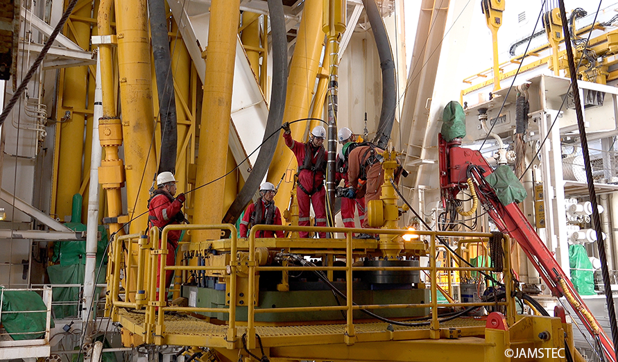 Chikyu_JAMSTEC's tweet photo. Assembling Borehole sensors at Sea!
Installing the cable connecting the borehole #OpticalFiberStrainMeter to the seafloor station! #SafetyFirst! Try not to get snagged going down <400m into the borehole! Test during assembly & try again if issues pop up! #SeizeSlowSlip https://t.co/ZsXlfLBaxo