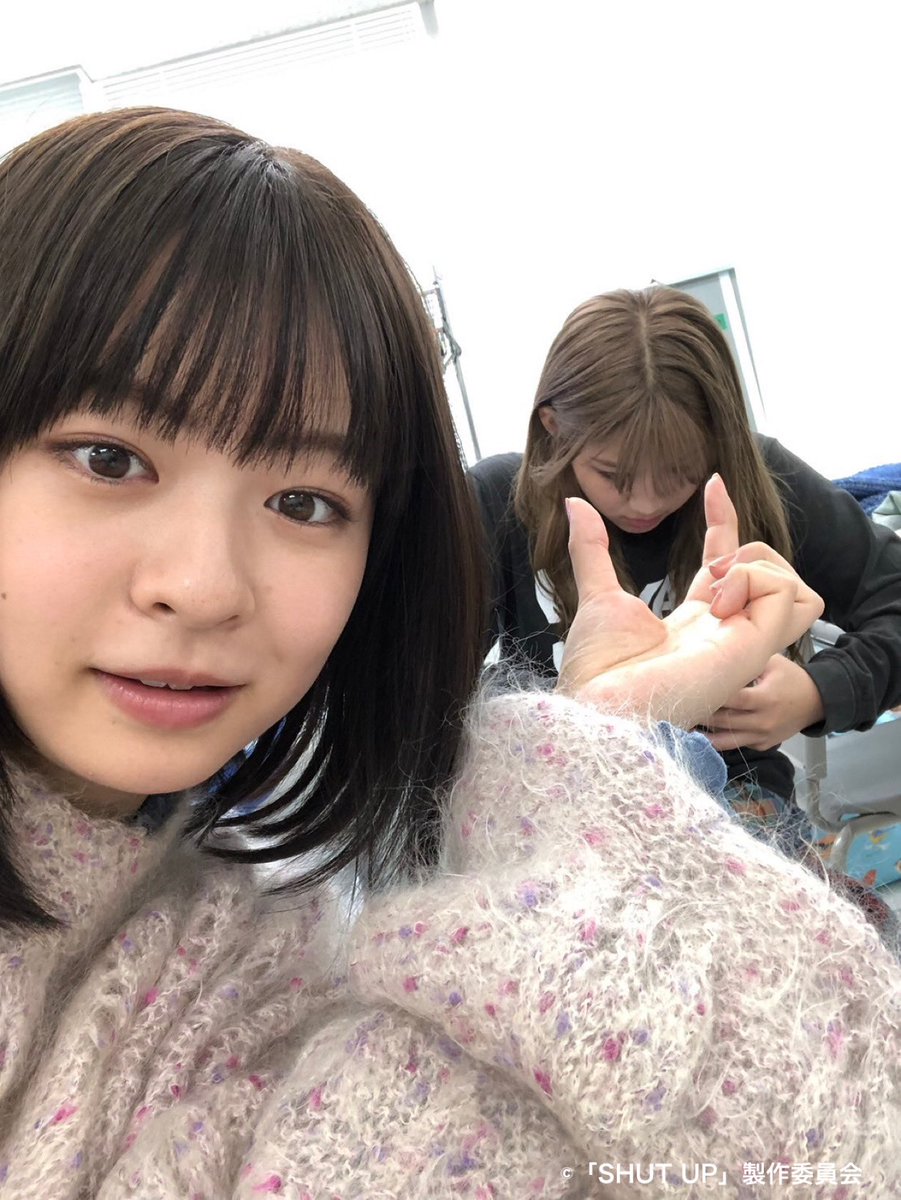 premiere23_tx's tweet photo. /
オフショット大公開🎉
ドラマ #SHUTUP
12/4(月)23:06〜 放送スタート
\
休憩中に、
#莉子 さんが
自撮りで撮ってくれたお写真📷
後ろの #渡邉美穂 さんは
気づかずに集中してます!
#シャットアップ https://t.co/8rhfglWfnz