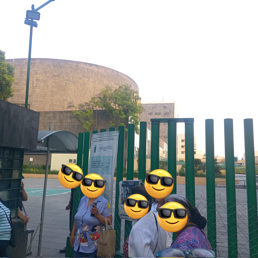 JazminLet's tweet photo. @Tu_IMSS Es aquí en la puerta 1, afuera hay mucha basura, porque no hay suficientes botes, las personas que visitan a sus pacientes esperan afuera y tampoco hay suficientes bancas, creo que hay que buscar soluciones para ser un poco más empáticos con los derechohabientes. https://t.co/kHRV5kpgZy