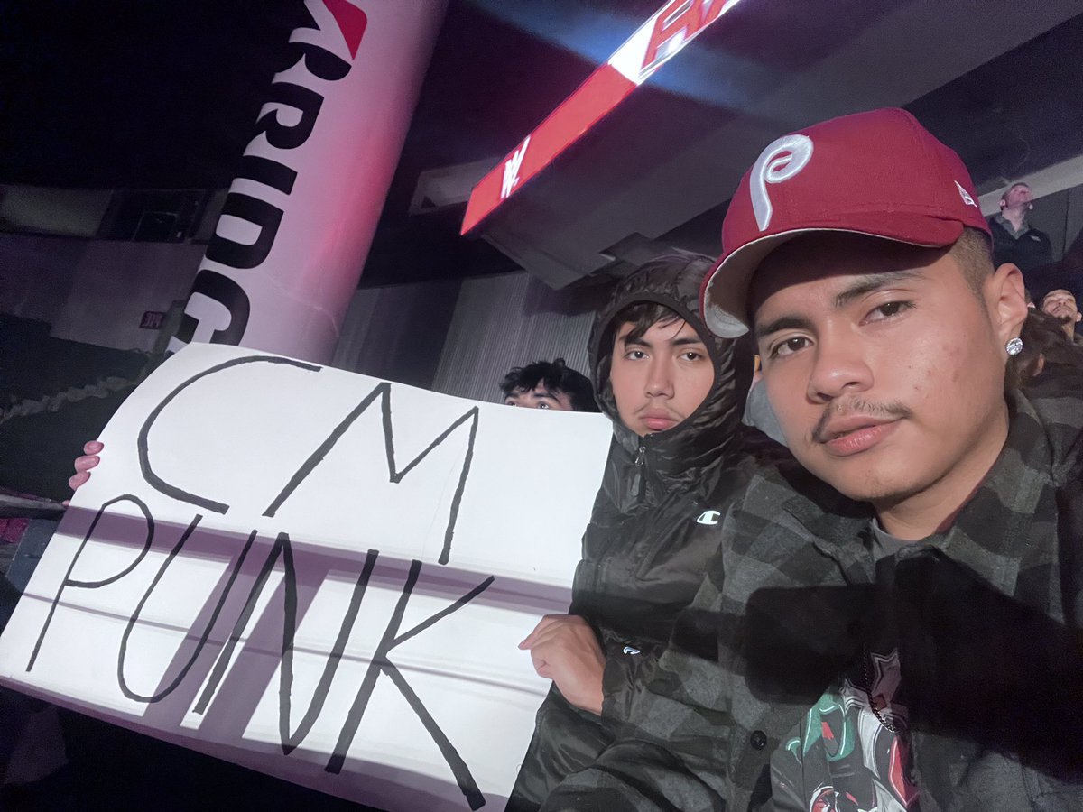 bbernal99's tweet photo. thanks for the tickets @gonzaaareyes #WWERaw https://t.co/DLZegjAYyU