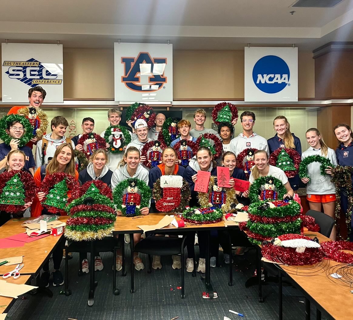 AuburnTFXC's tweet photo. Our Cross Country team decorated wreaths and holiday cards for the Holiday Monarch Estates Senior Living Home! ❤️🎄

#WarEagle https://t.co/SB6Se0bNii