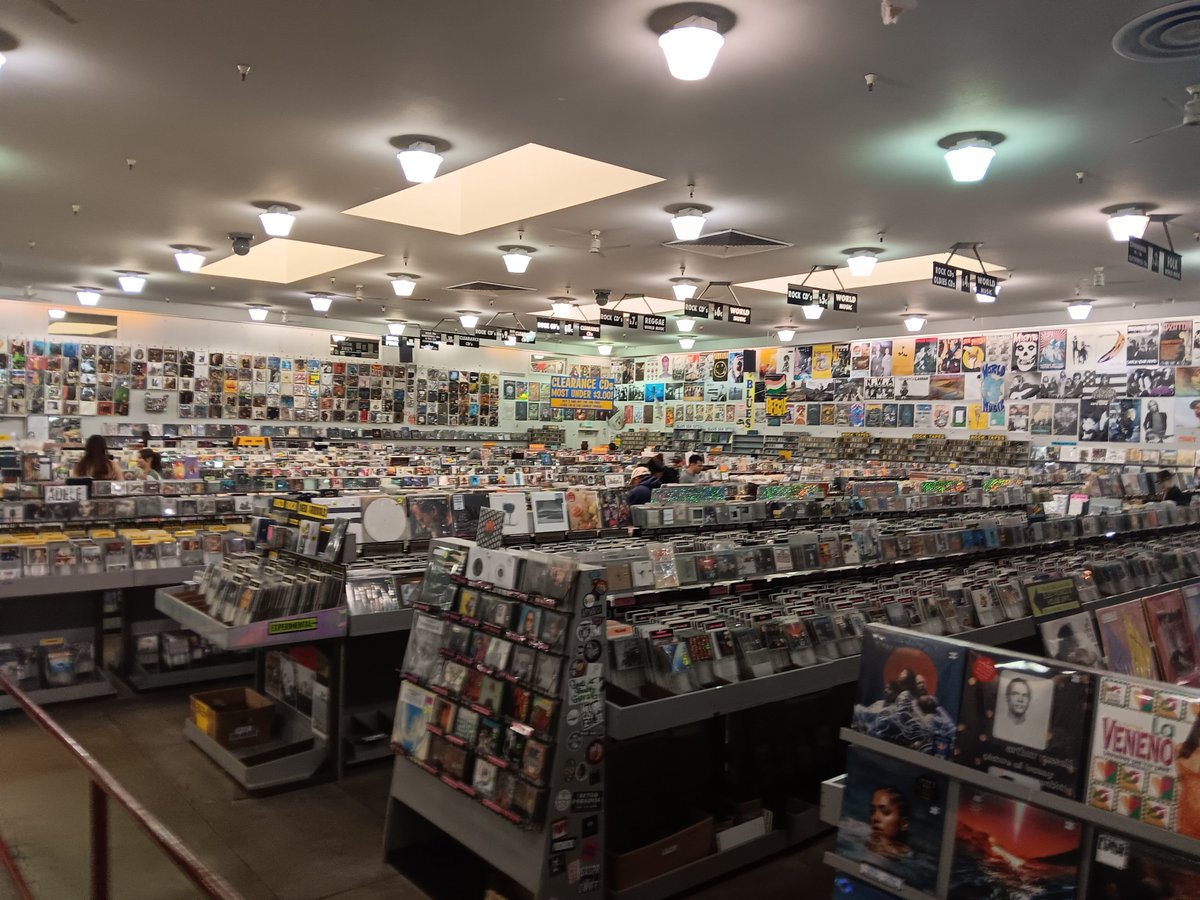 Jeremy_arts's tweet photo. Great to get into this store in San Francisco
#gratefuldead #music #musicfair #RockAndRoll #photographers #SanFrancisco #USA https://t.co/ep3bFveRVZ