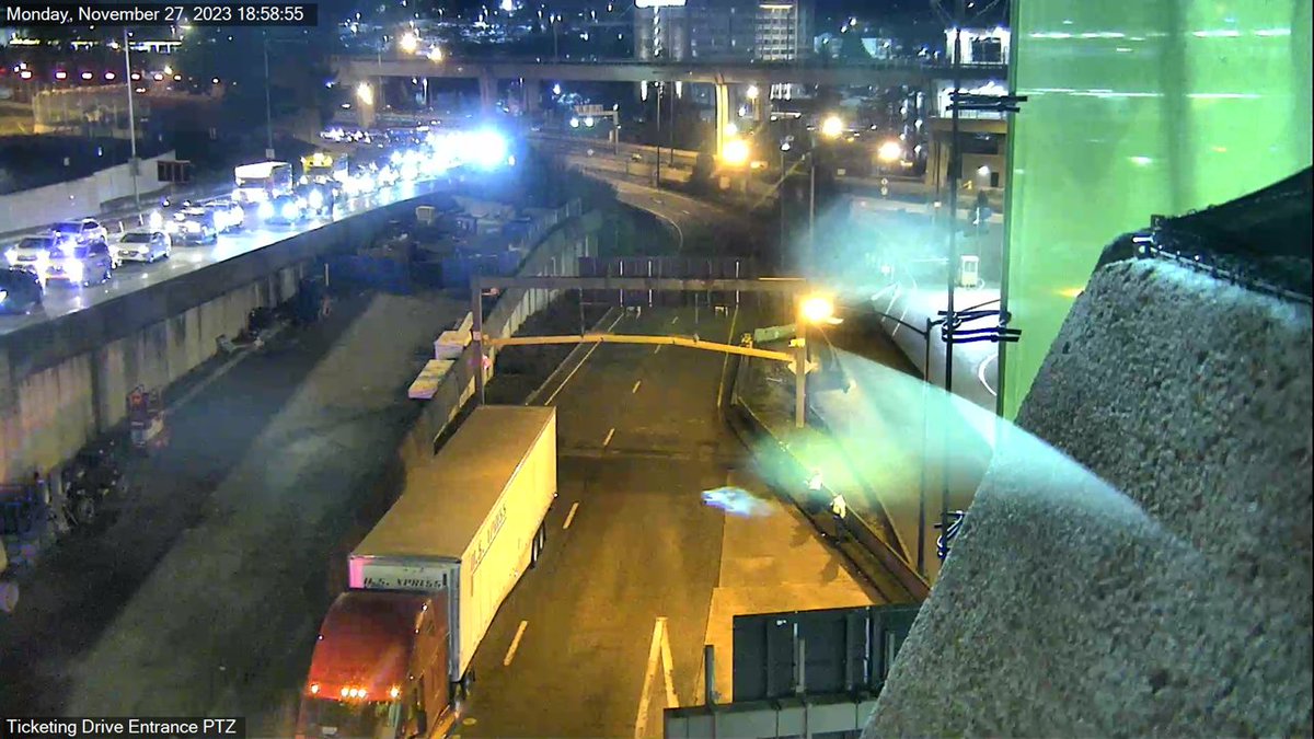 Sorry for the interruption tonight. ⚠️ The lower arrivals drive is closed right now as there is a semi truck stuck there. Tip-don’t drive a semi on the airport drive. It can’t go under the skybridges. We’re in the process of getting it backed out so we can reopen the drive soon.
