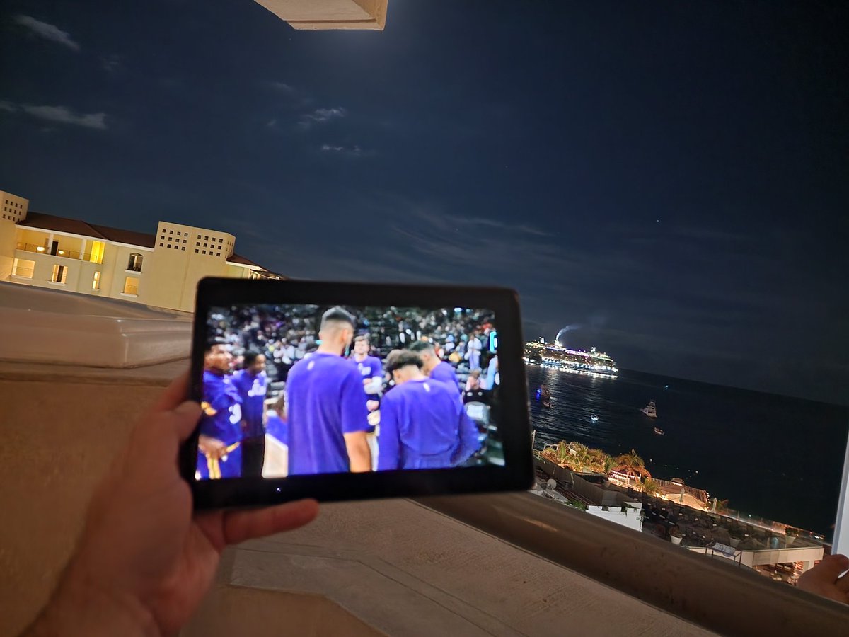 issummeroveryet's tweet image. Watching the game beach front in Cabo San Lucas #RoughLife
#TakeNote    #LesOlsonIT