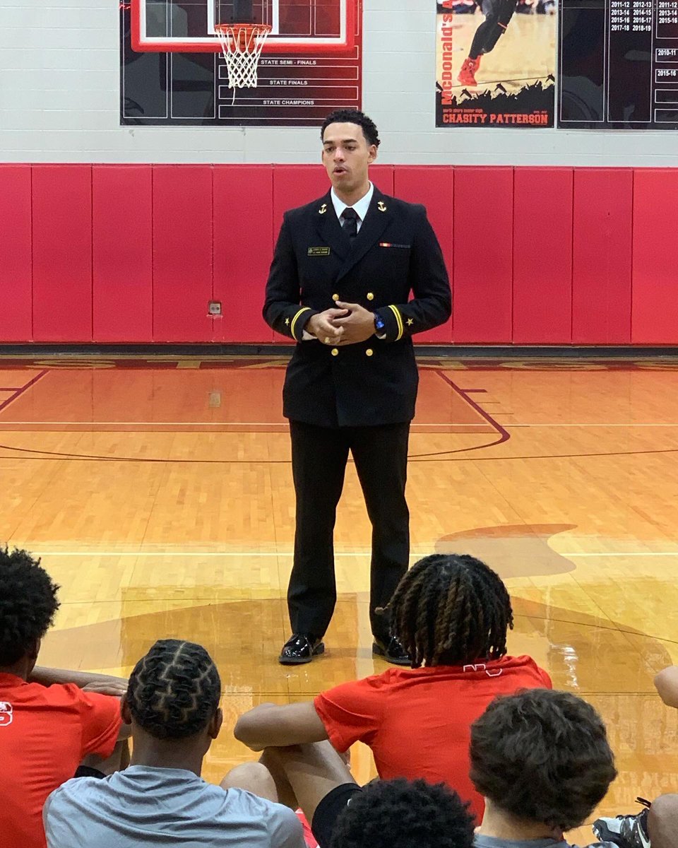 NS_hoops's tweet photo. It was an honor to have 2019 Alum Joseph Murray come back to the East Side and share his experiences at the US Navel Academy. Joe was a member of our 2019 Final Four Team.  @joe_mvrray #eastside #manup https://t.co/ETpMmcMuZh