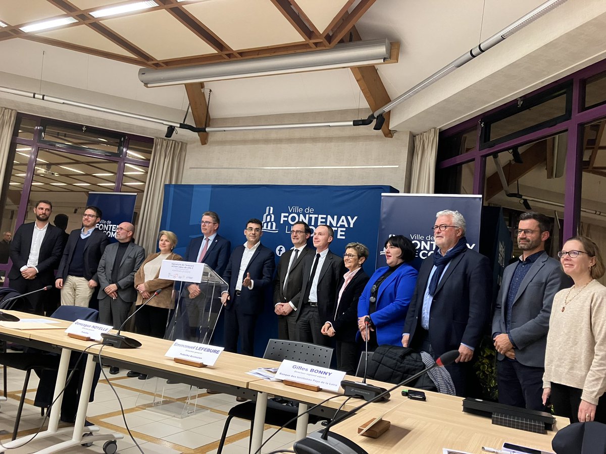 Fra_Raynaud's tweet image. Fière et heureuse de signer pour @oryon85 la convention ACV2 de @VilleFontenay au côté de Monsieur le Préfet Gavory et Sous-préfète Chabonnier @PrefetVendee et du Maire @LudovicHocbon.  De nombreux projets pour #reconstruction et #redynamisation de la ville.